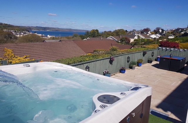 Sea views. Hot Tub. Sleeps 7 Saundersfoot , 7 mins walk to village, seafront.