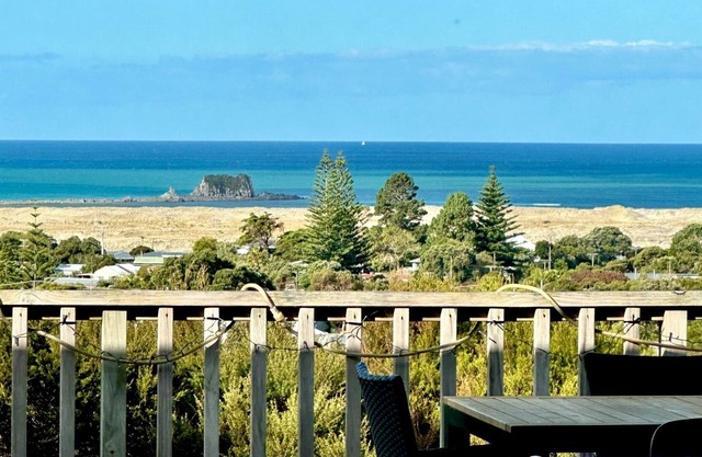 Sea views - sunny & spacious in the heart of Mangawhai Heads