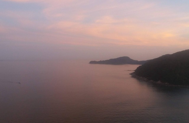 Vue mer. ayant 2 plages sous l'île.