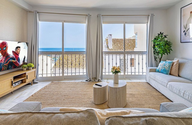 Vue sur la mer + Marchez vers n'importe quel point du luxueux Puerto Banus.