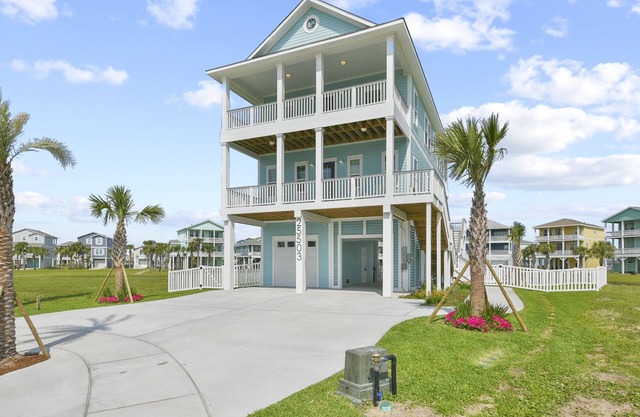 Seabatical! Home with private pool in Pointe West