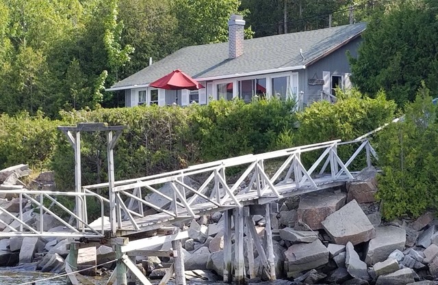 Sea Breeze Cottage sur l'océan avec un quai et une vue sur le parc national Acadia