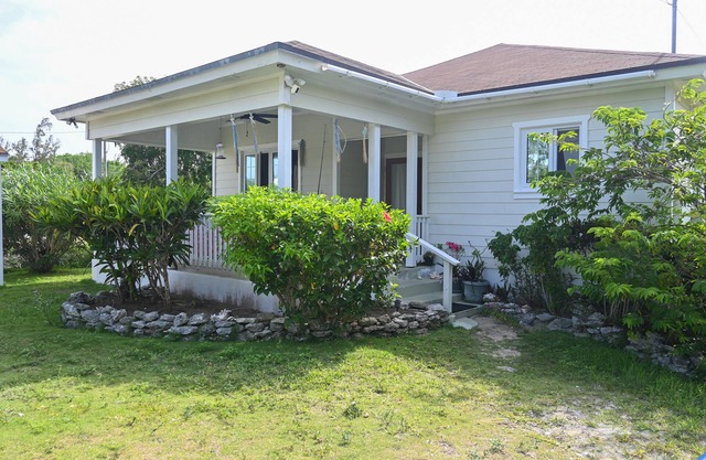 Seabreeze Cottage - Steps to own private beach.