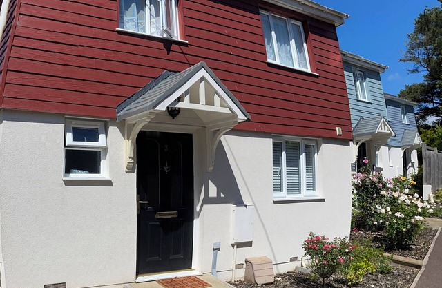Seabreeze- modern two bedroom house, parking, large garden, close to seafront