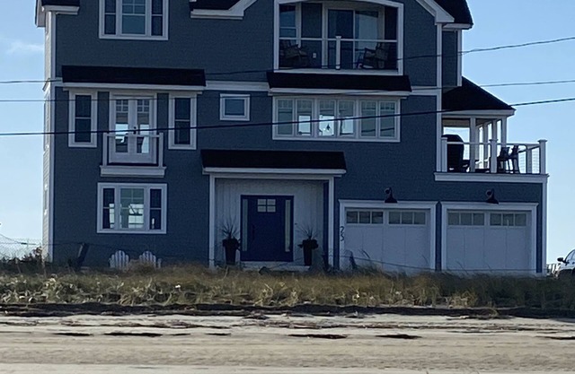 Treat Mom! Seabrook Beach waterfront harbor. Sleeps 10. Coastal family retreat