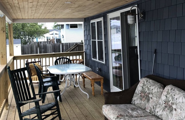 4+BR + /2BTH - Sleeps 11-AC - Covered Porch & grilling area 2 min walk to beach