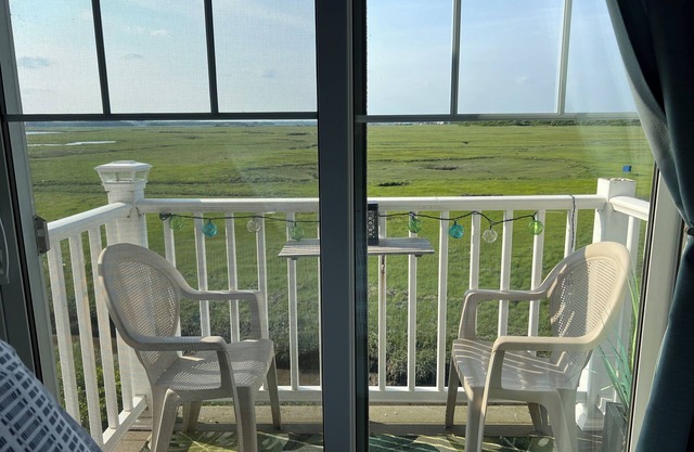 Seabrook Studio II - Walk to the beach!