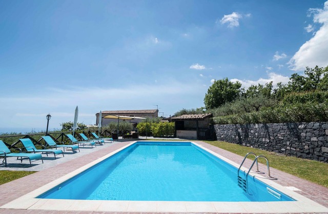 Vue sur la piscine Seacily et 3 salles de bains attenantes