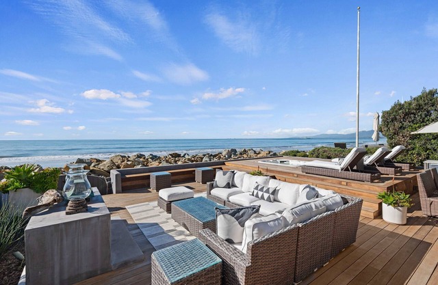 Seacliff Beach Retreat – Amazing Beachfront for 6