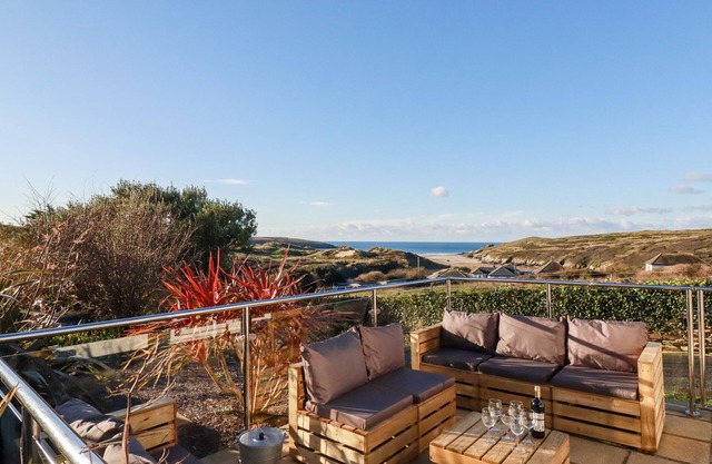 SEACROFT, pet friendly, country holiday cottage in Crantock