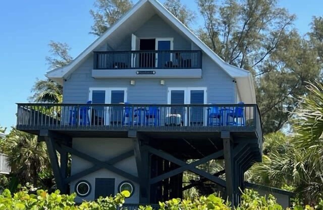 Seadated: Large, Family-Friendly Beachfront Home with kayaks!