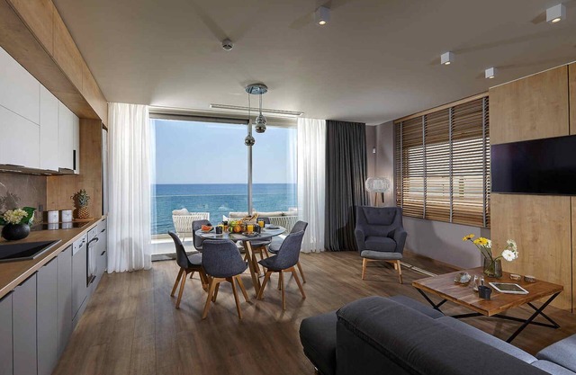 NOUVEAU appartement en bord de mer, familial, calme et central avec piscine à débordement
