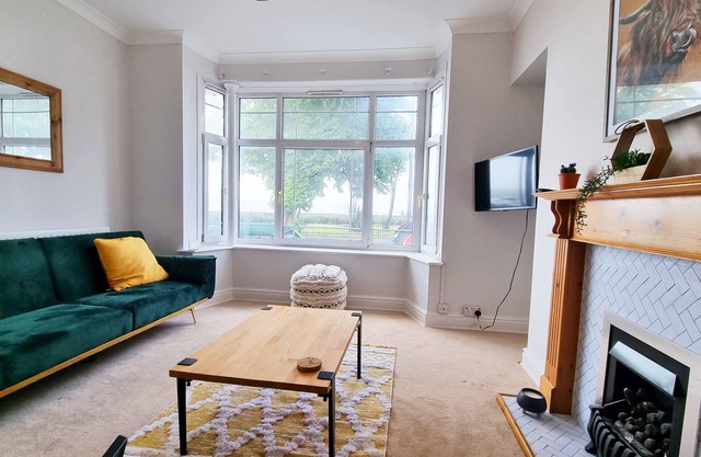 Seafront Apartment with Garden - Perfect location in Mumbles