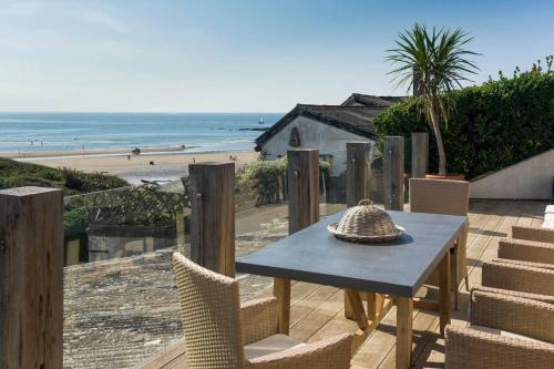 Seafront Beach House With Panoramic Views