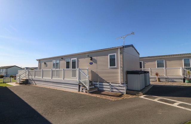 SEAFRONT HOLIDAY HOME 2, pet friendly, with pool in Pwllheli