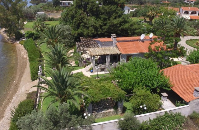 Seafront Luxury Villa w/5-en/suite BR & BBQ