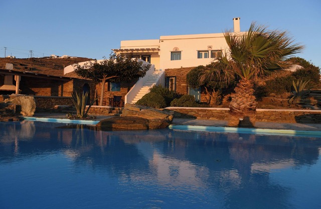 PROPRIÉTÉ EN BORD DE MER AVEC GRANDE PISCINE PRIVÉE