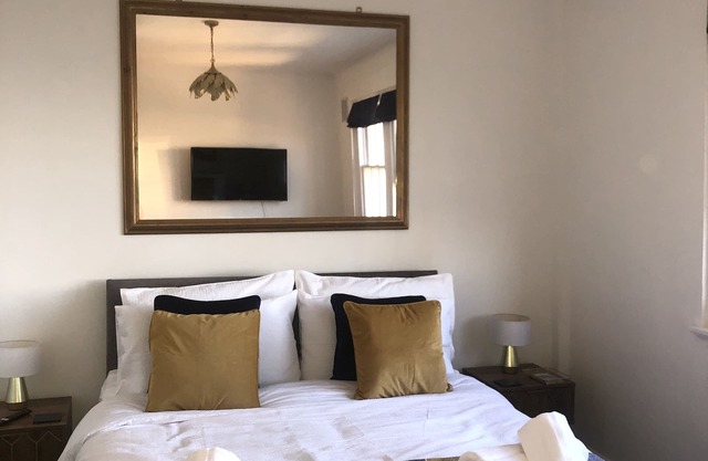 ⭐️Seafront Sanctuary - art deco studio apartment with stunning city & sea views⭐️