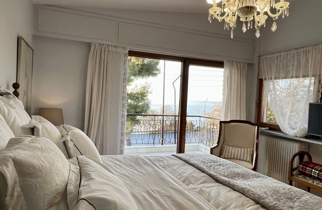 Seafront villa, 170sqm, 1min away from a sandy, almost privatenbeach! n