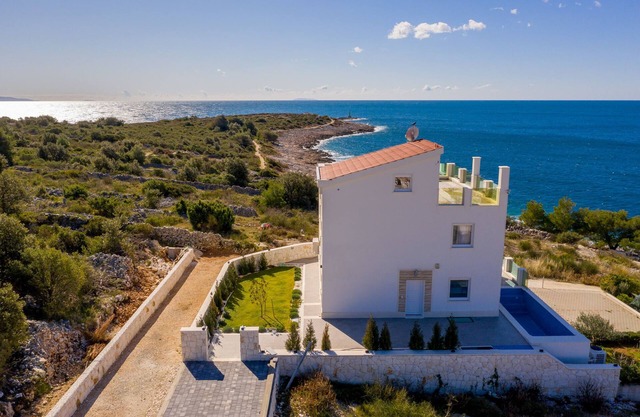 Seafront Villa Esquel - With heated pool