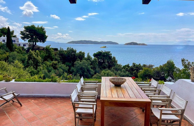 Villa en bord de mer avec vue imprenable à seulement 150 mètres de la plage privée