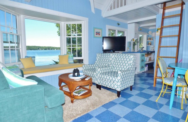 SeaGlass Cottage: Incredible waterfront Retreat!