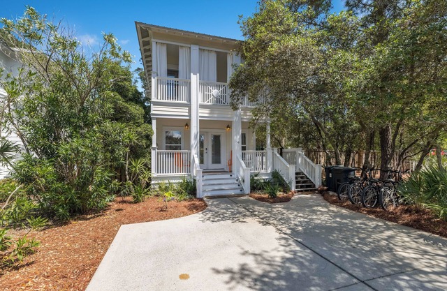 Seagrove Chalet ~ Heated Pool ~ 5 Bikes ~ Near the Beach ~ 3 Bedrooms ~ Sleeps 8