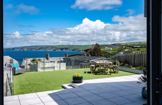 SEAHAVEN, pet friendly, country holiday cottage in Port Isaac