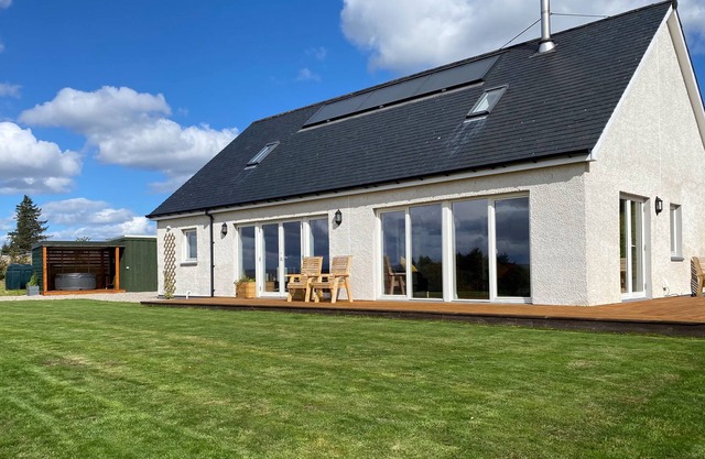 SEALLADH MOR, pet friendly, with hot tub in Rogart