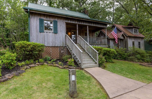 Searcy Cabin on the Knoll