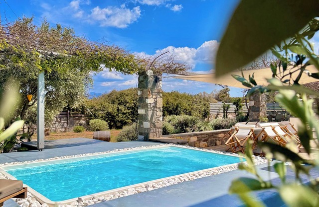 Villa de rêve de sel de mer sur la plage de Santa Maria, Naousa, Paros