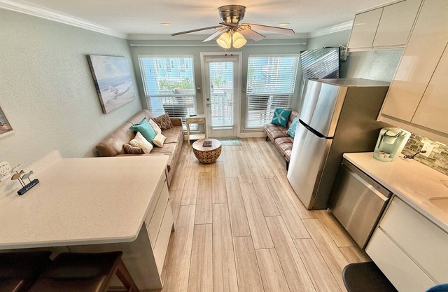Beachfront Condo, Gulf Views Pool Hot Tubs Netflix