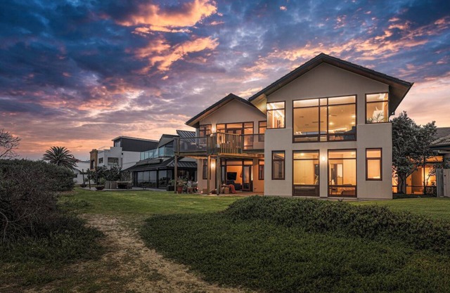 Seascape - Luxurious Beachfront Retreat at Tennyson