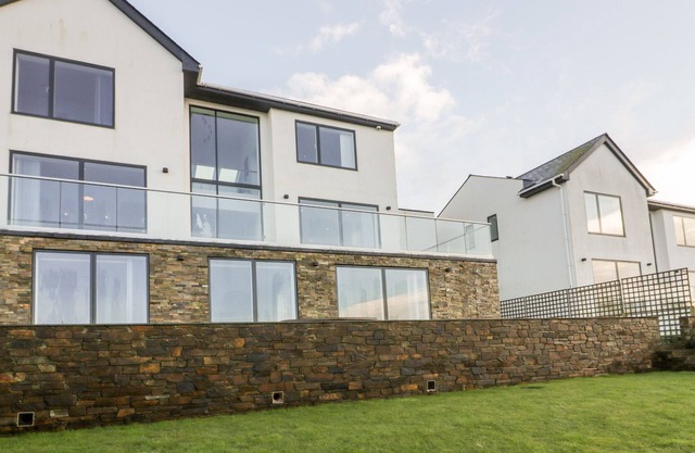 SEASCAPE, pet friendly, country holiday cottage in Polruan
