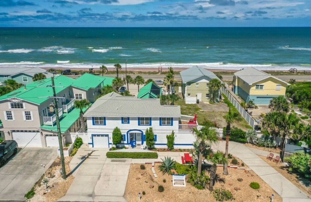 Seaside Comfort 3BR 4BA Near Downtown