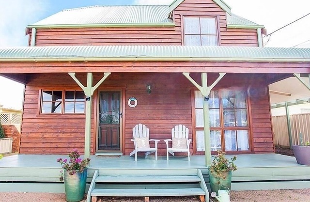 Seaside Cottage - Cosy and Tranquil