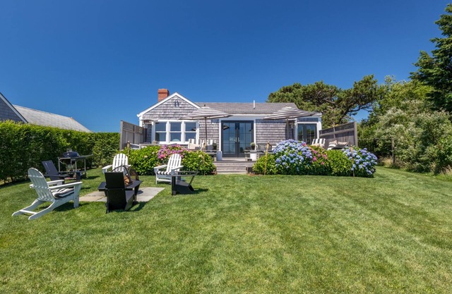 Seaside cottage minutes to beach, sweeping views over pond & conservation land.