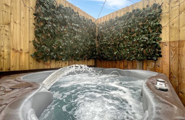 Seaside Cottage with Hot Tub in Calshot