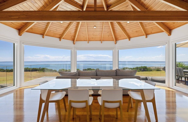 Seaside Sanctuary: Pool & Beachfront - WIFI, Linen, Pool, Spa, Beachfront