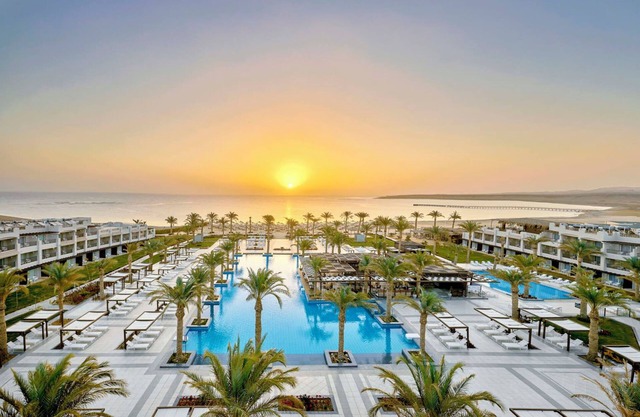 Seaside Serenity: Room with Private Balcony & Ocean Breeze - 2 Swimming Pools