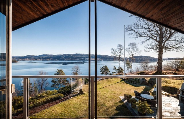 Seaside villa in the heart of Arboretum and Botanical garden with pool & sauna.