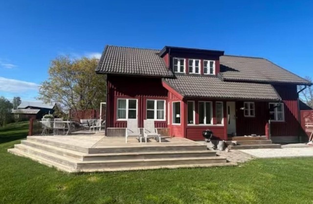 Seaside villa in Umeå with wood-fired sauna perfect for families and companies