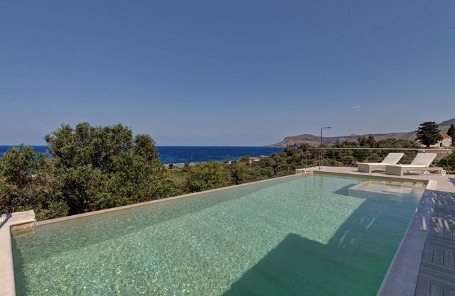 Villa Sfinari avec jacuzzi et vue mer imprenable
