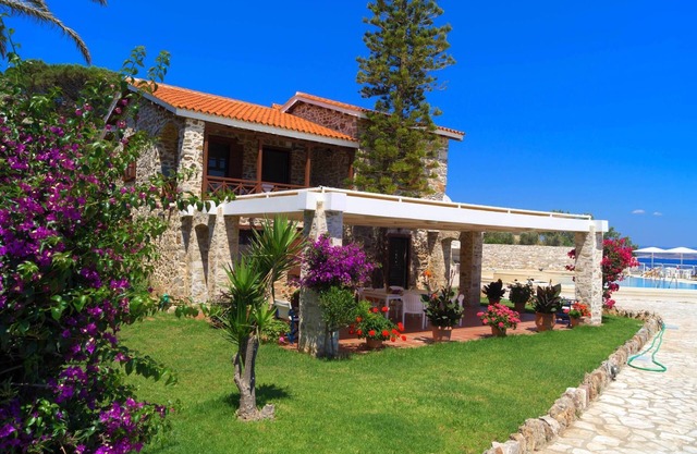 Villa de bord de mer avec piscine privée et vue imprenable sur la mer Égée