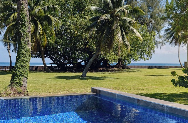 Villa bord de mer avec piscine dans un grand jardin