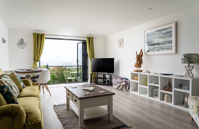 * Nouvelle propriété * Frontline Luxury & Contemporary Apartment W / Stunning Sea Views