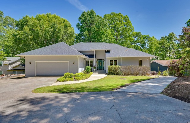 Seasonal Beach + Boat Dock: Lake Hartwell Home!