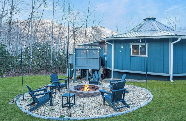 Updated Cottage! Hot Tub, Fire Pit, Arcade, Foosball, Fast Wifi, Dogs OK!