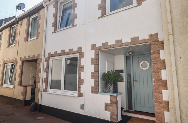 SEASPRAY, family friendly, character holiday cottage in Teignmouth