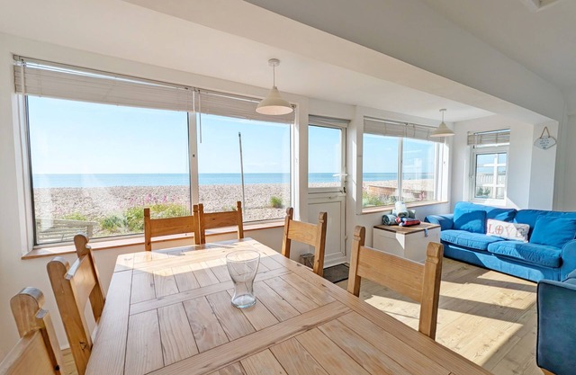 Seaspray - Pagham - a family house that sleeps 7 guests in 4 bedrooms